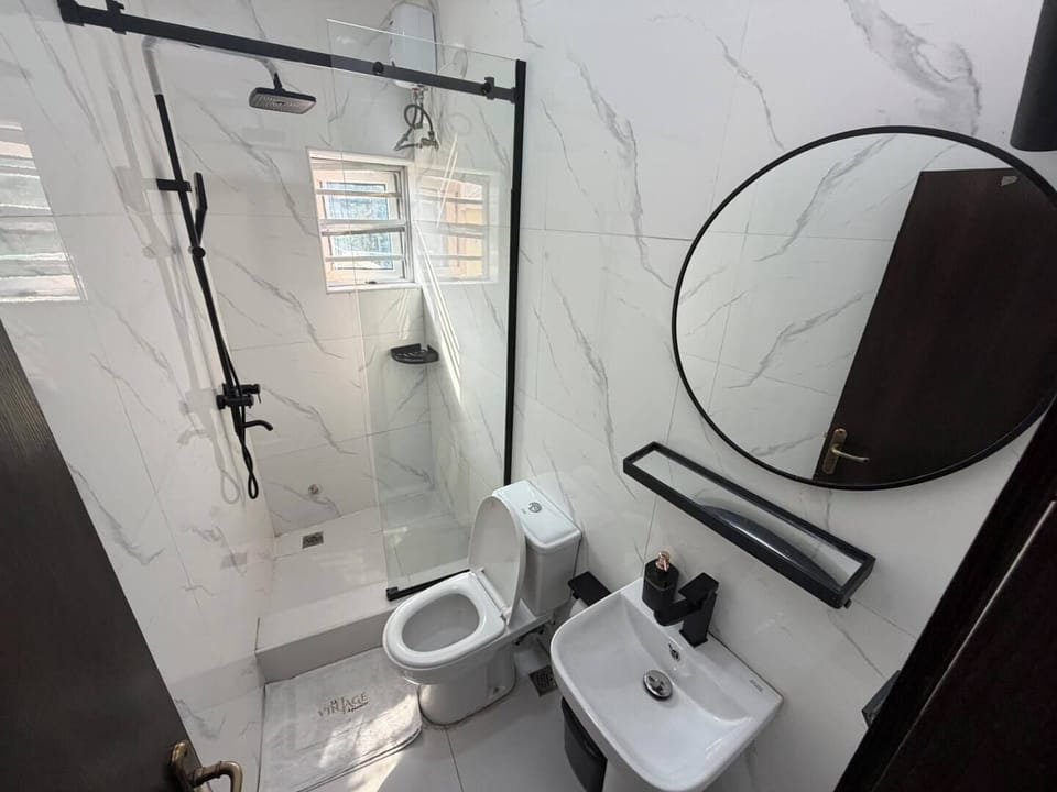 Deluxe Room, Balcony, City View | Bathroom | Free toiletries, hair dryer, towels, soap