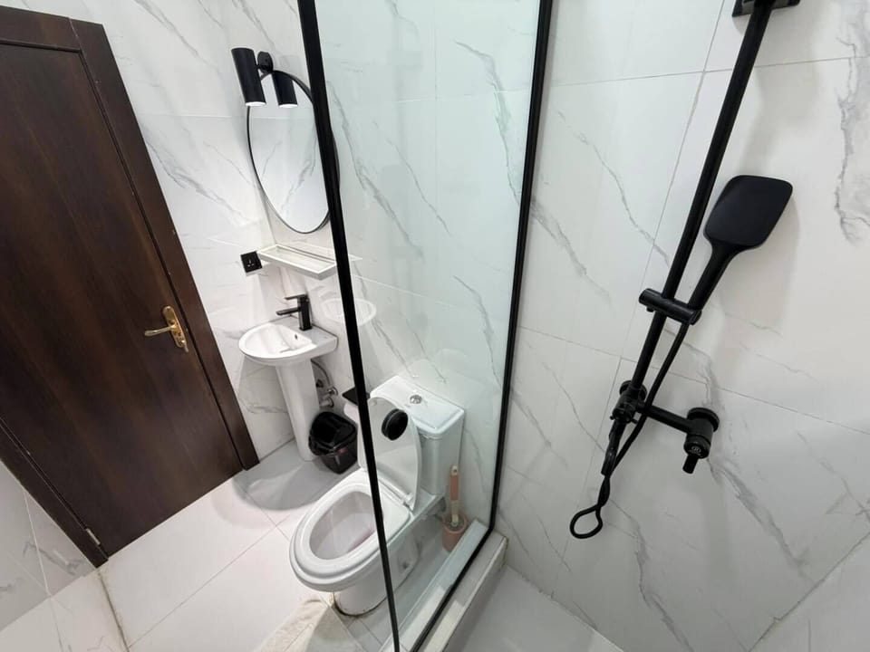 Deluxe Room, Balcony, City View | Bathroom | Free toiletries, hair dryer, towels, soap