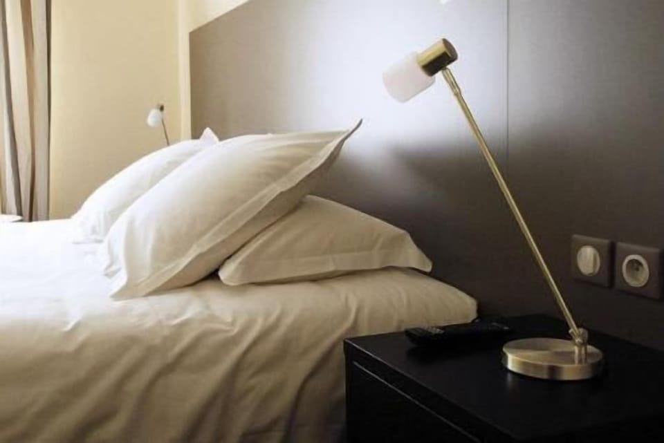 Desk, soundproofing, free WiFi, bed sheets