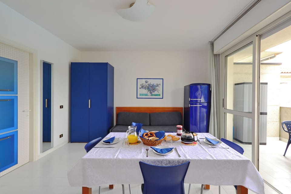 Apartment, 1 Bedroom, Balcony | Dining room
