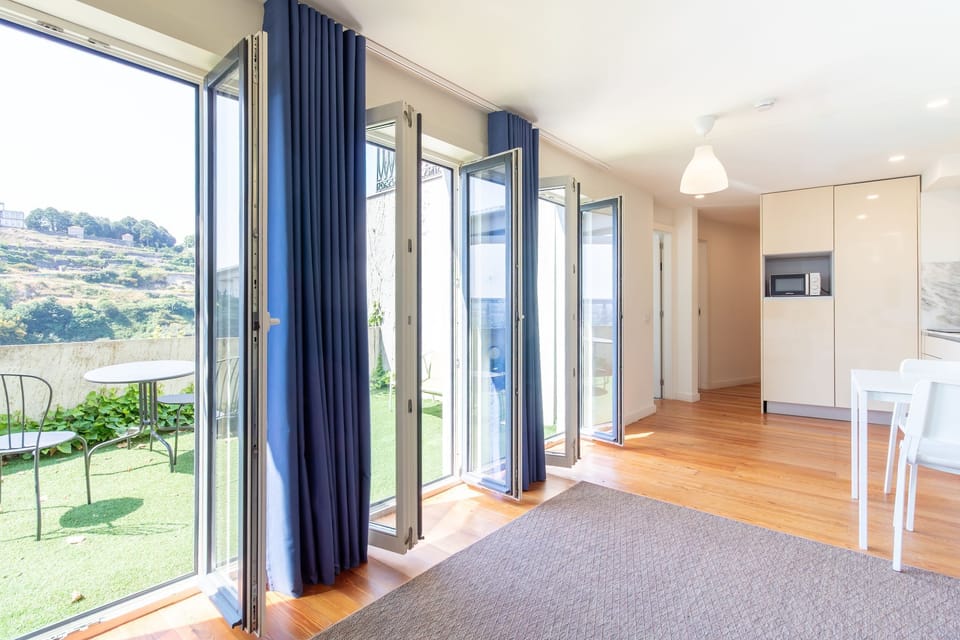 Deluxe Apartment, River View | Living area
