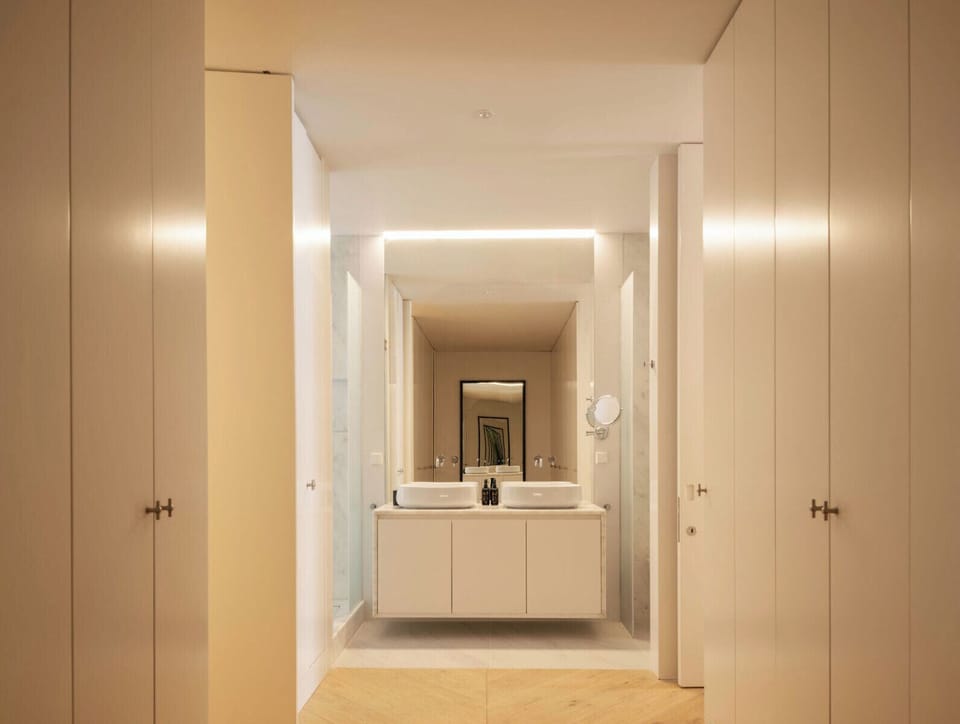 Deluxe Apartment | Bathroom | Shower, hair dryer, towels, soap