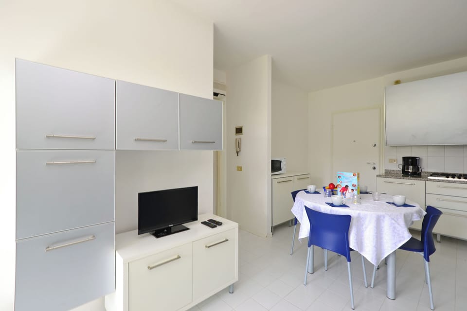 Apartment, 1 Bedroom, Balcony | Dining room