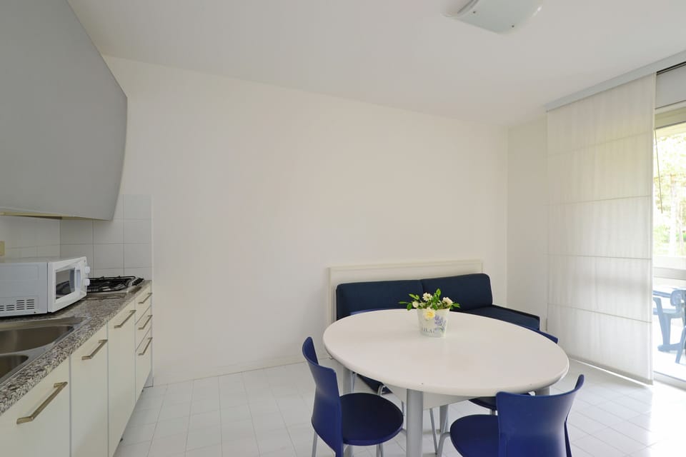 Apartment, 1 Bedroom, Balcony | Dining room