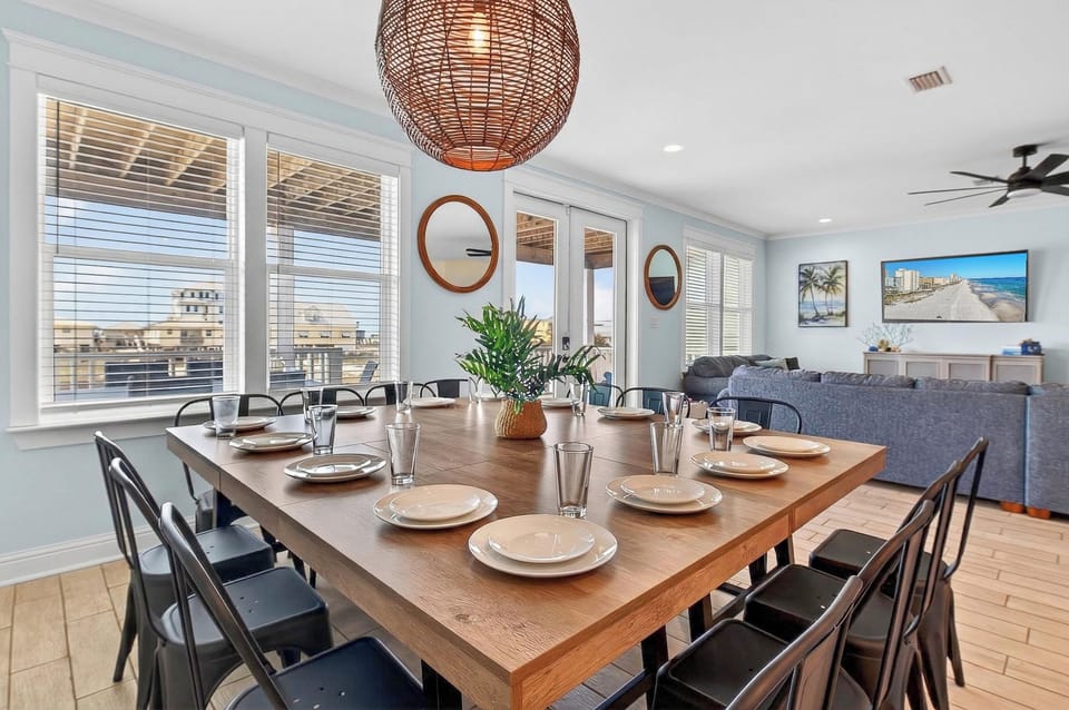 Gather around the table—meals just taste better on vacation
