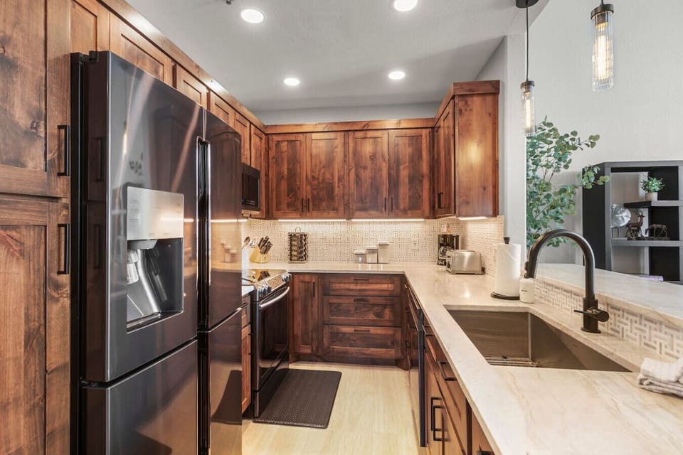 Fully equipped and updated kitchen with designer finishes