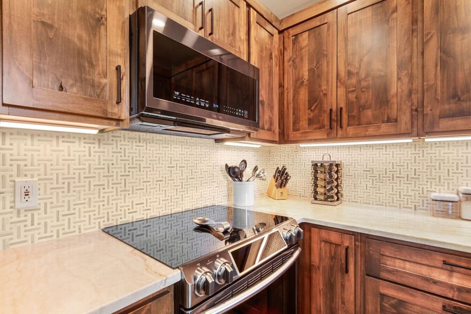 Fully equipped and updated kitchen with designer finishes