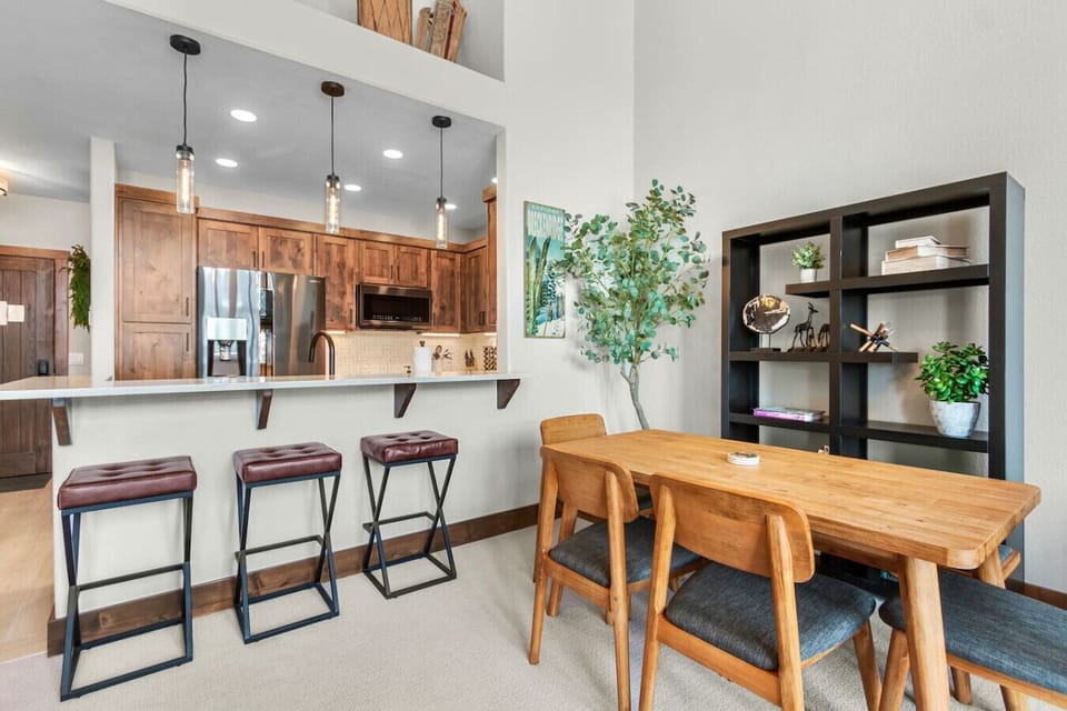 Dining space for 6, plus bar seating