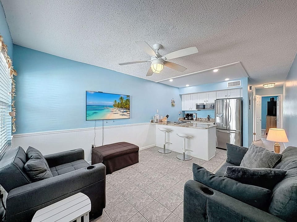 Condo, 1 Queen Bed with Sofa bed (Harbor House 26) | Living area