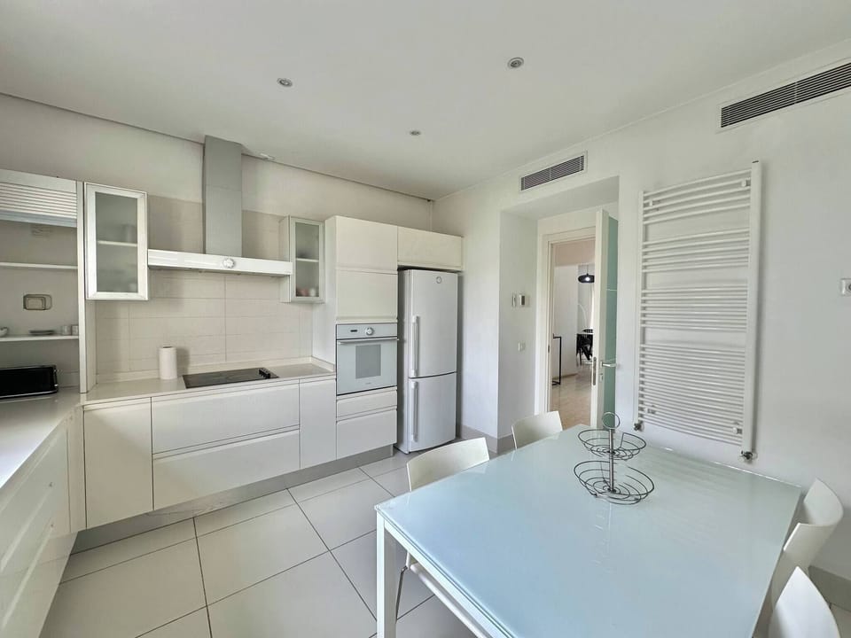Apartment, 2 Bedrooms | Dining