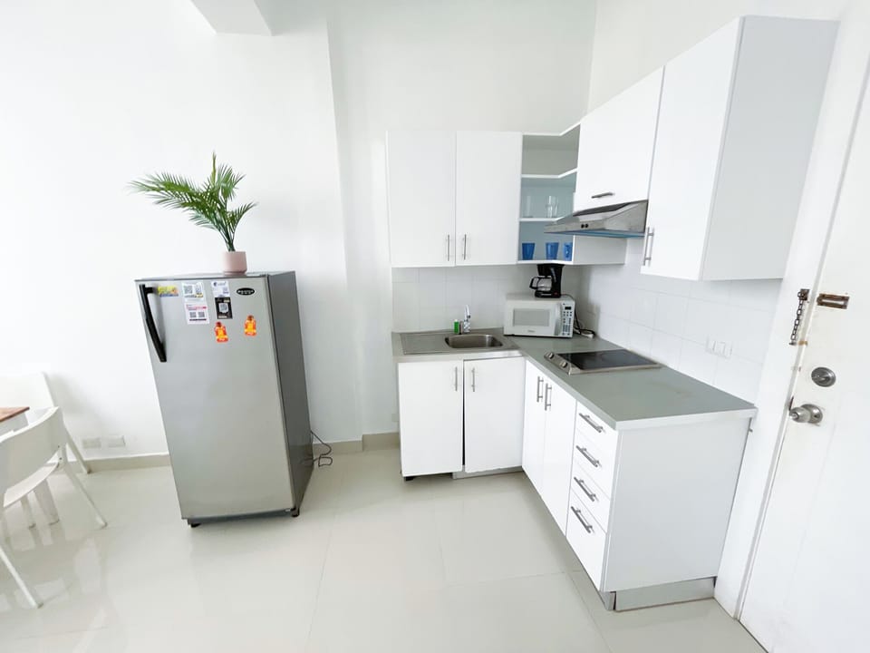 Exclusive Studio, Pool Access, City View | Private kitchen | Microwave, stovetop, coffee/tea maker, cookware/dishes/utensils