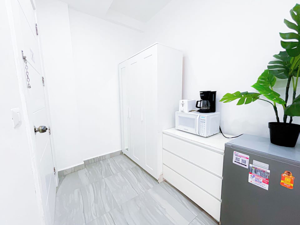 Deluxe Studio, Non Smoking, Pool Access | Private kitchen | Microwave, stovetop, coffee/tea maker, cookware/dishes/utensils