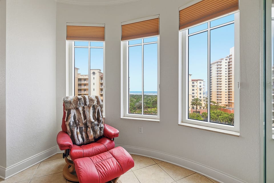 Bay Window Dining Area Recliner