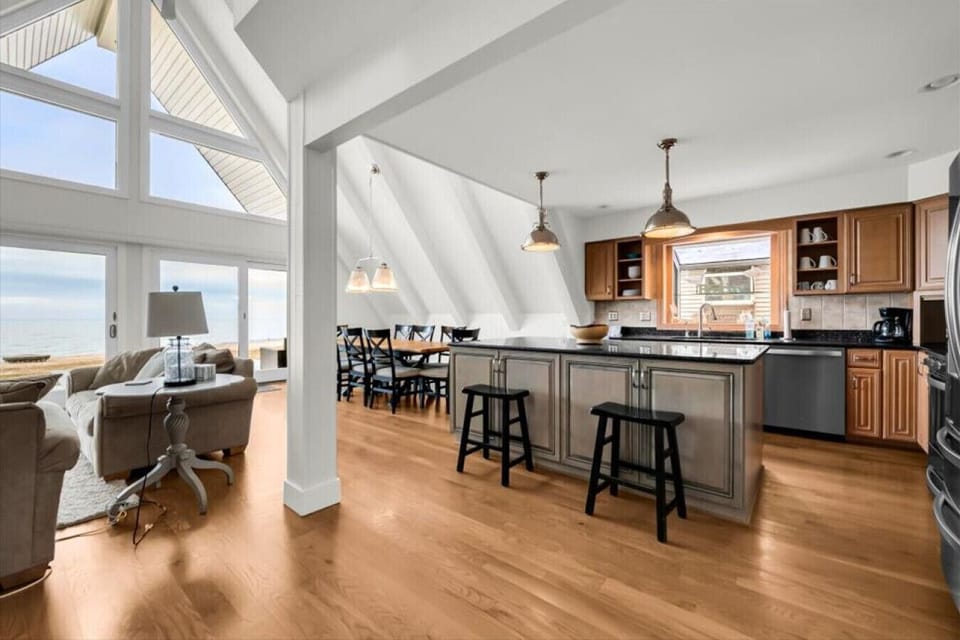 Clean entry space that keeps everything feeling open right from the start.