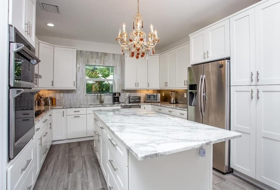 Fridge, cookware/dishes/utensils