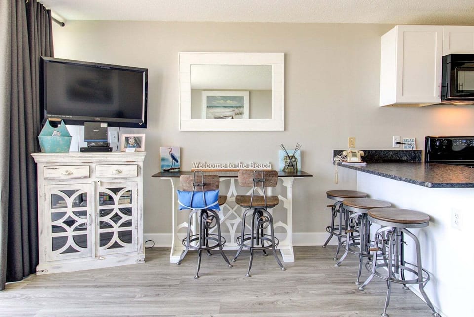 Atlantic Towers 103-print-008-005-KitchenEating Area-4200x2803-300dpi