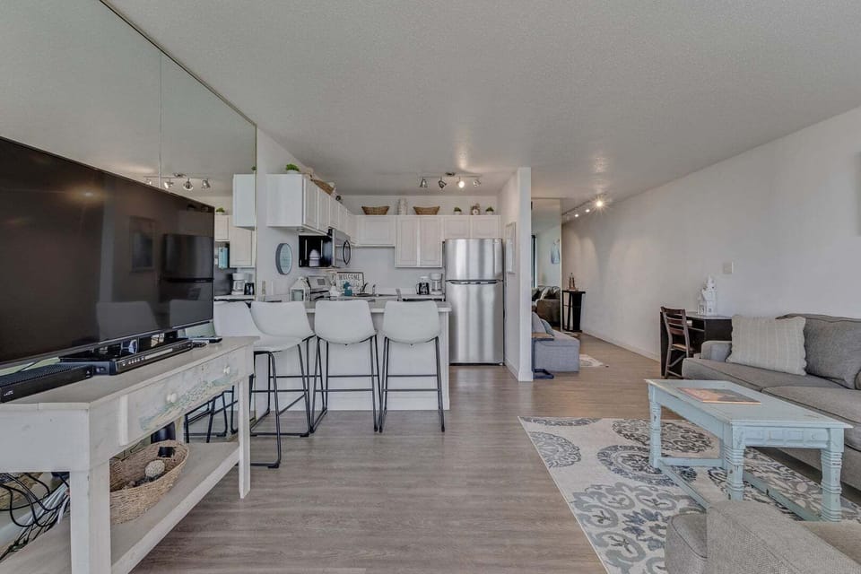 1615 Lake Park Blvd S Unit 107-print-006-005-Main Living Area-4200x2800-300dpi