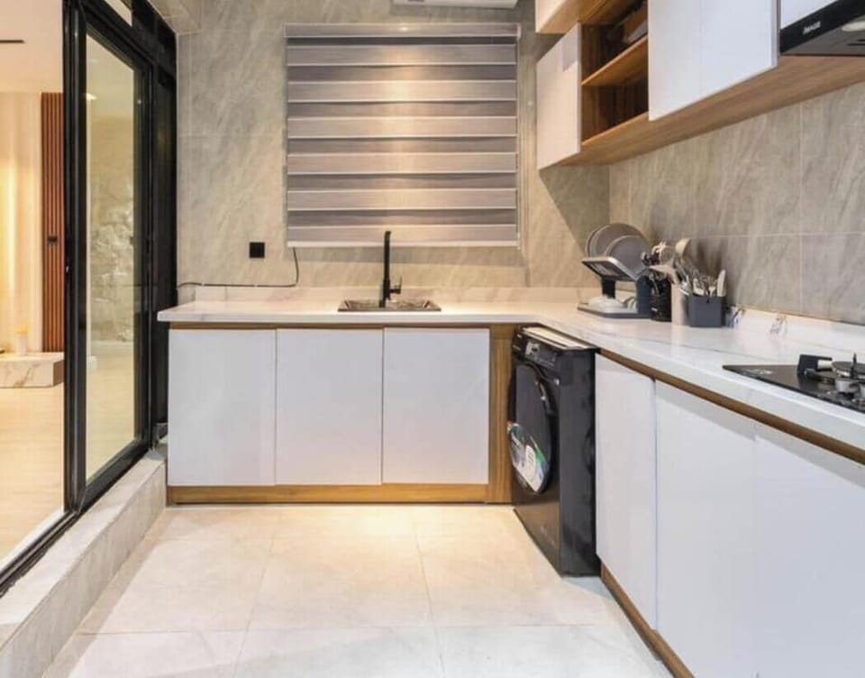 Standard Apartment, Balcony, City View | Private kitchen | Fridge, microwave, oven, stovetop