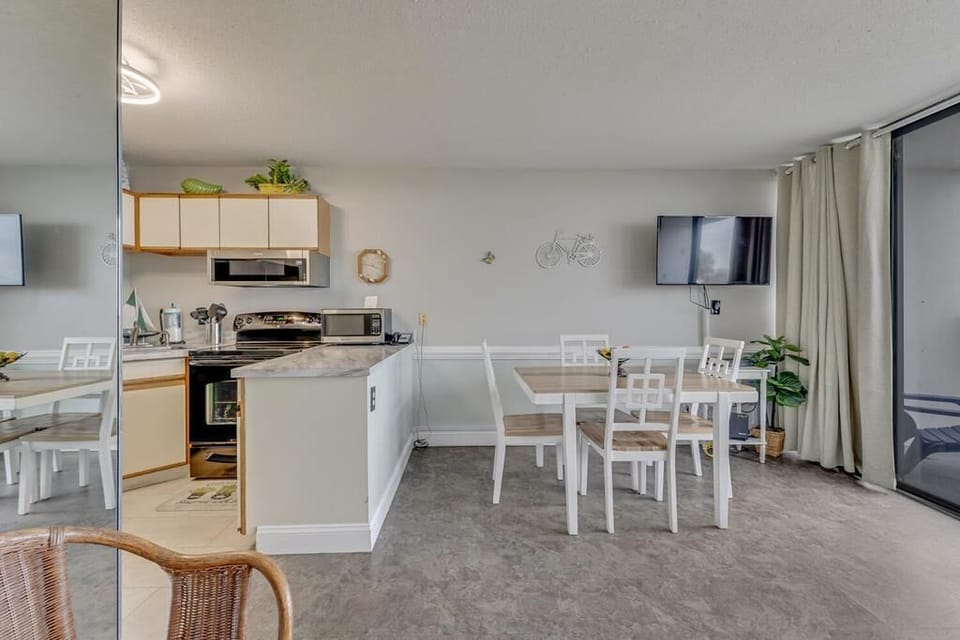 Atlantic Towers 206-large-007-037-Eating Area  Kitchen-1500x1000-72dpi