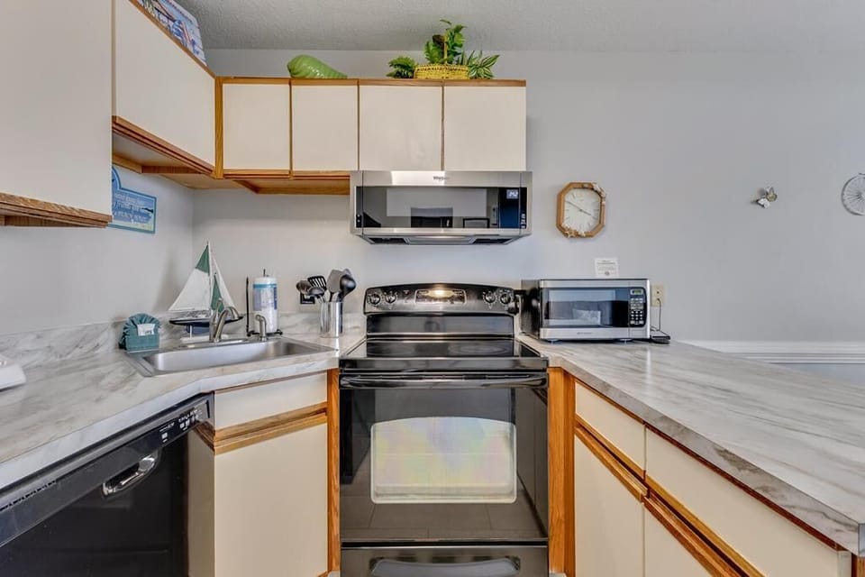 Atlantic Towers 206-large-010-033-Kitchen-1500x1000-72dpi