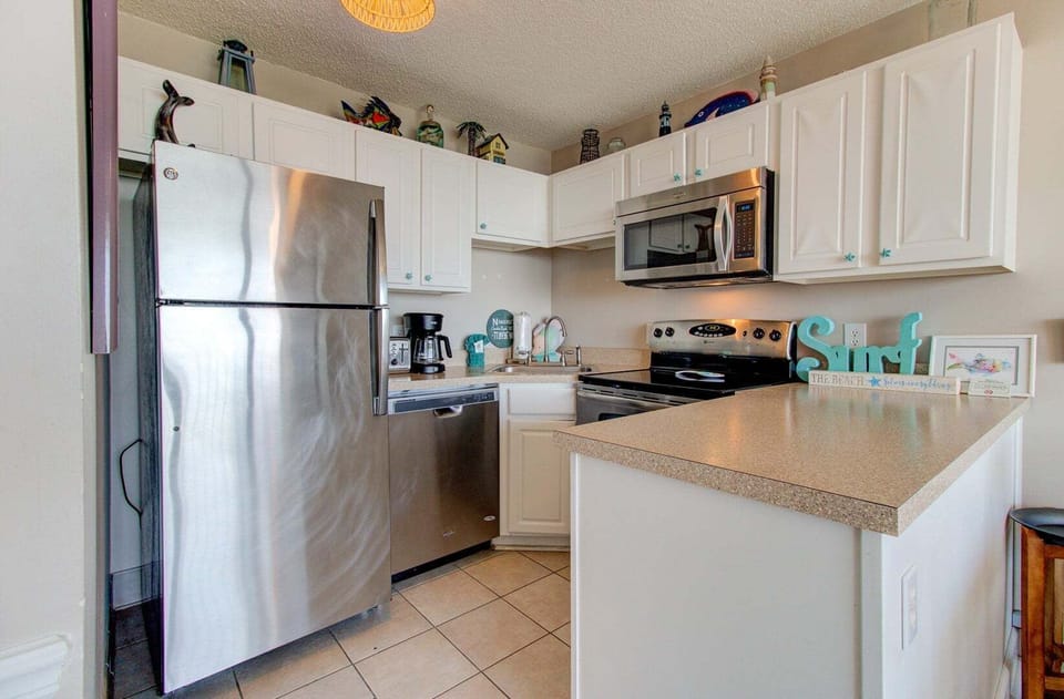 Atlantic Towers 208-print-010-012-Kitchen-4200x2760-300dpi