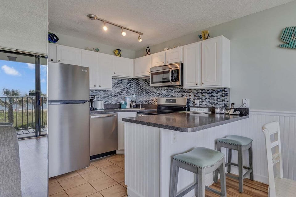 Atlantic Towers 210-print-008-018-Kitchen-4200x2800-300dpi
