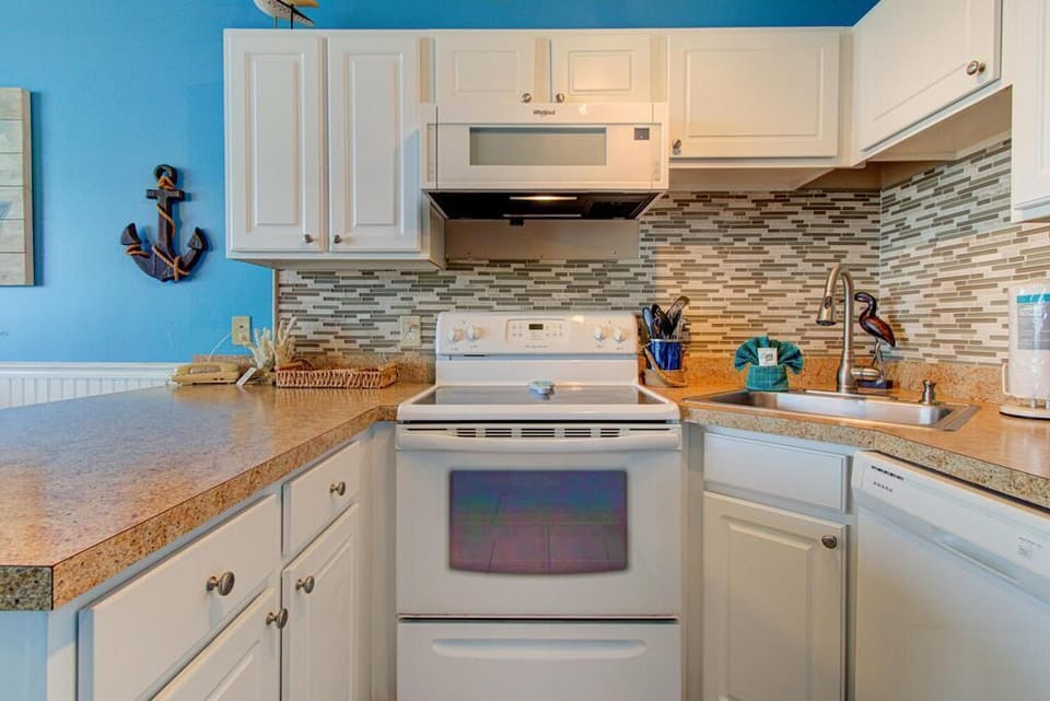 Atlantic Towers 305-large-011-047-Kitchen-1498x1000-72dpi