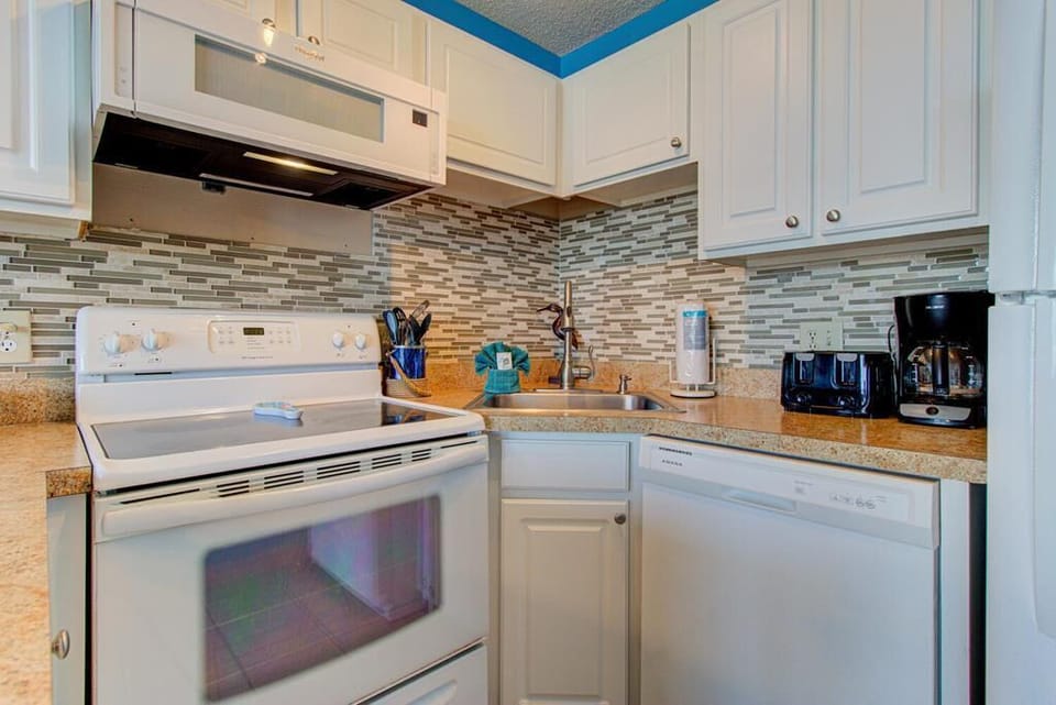 Atlantic Towers 305-large-010-036-Kitchen-1498x1000-72dpi
