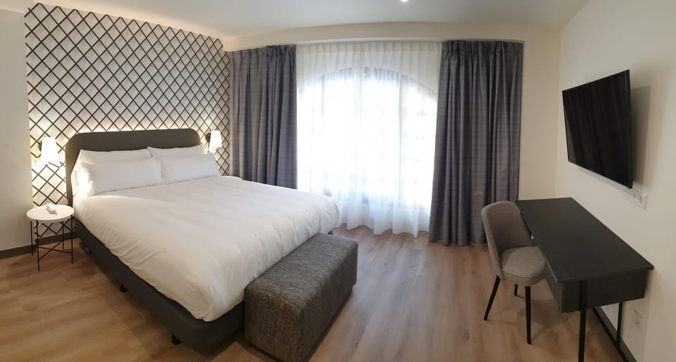 Family Double Room | 1 bedroom, minibar, in-room safe, desk