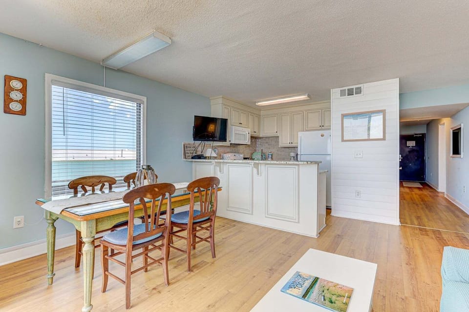 Atlantic Towers 414-print-017-019-KitchenEating Area-4200x2803-300dpi
