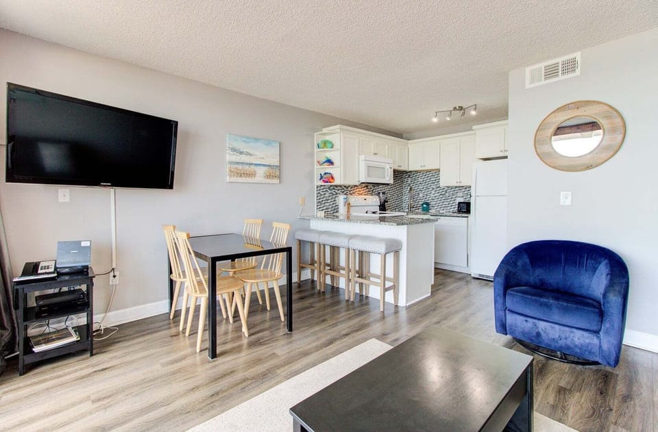 Atlantic Towers 607-print-007-010-Main Living Area-4200x2760-300dpi