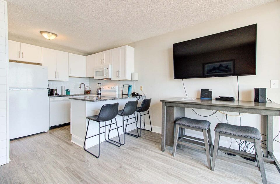 Atlantic Towers 608-print-006-035-KitchenEating Area-4200x2760-300dpi