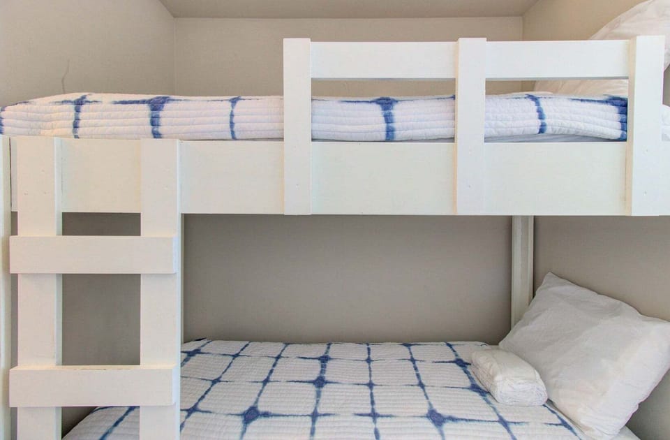 Atlantic Towers 608-print-018-028-Hall Bunks-4200x2759-300dpi