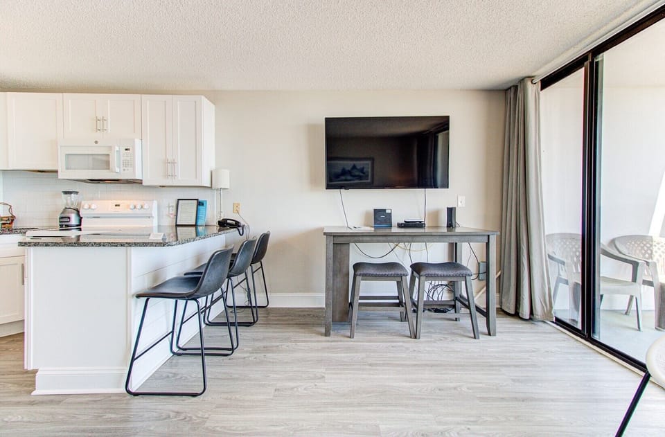 Atlantic Towers 608-print-007-036-KitchenEating Area-4200x2761-300dpi