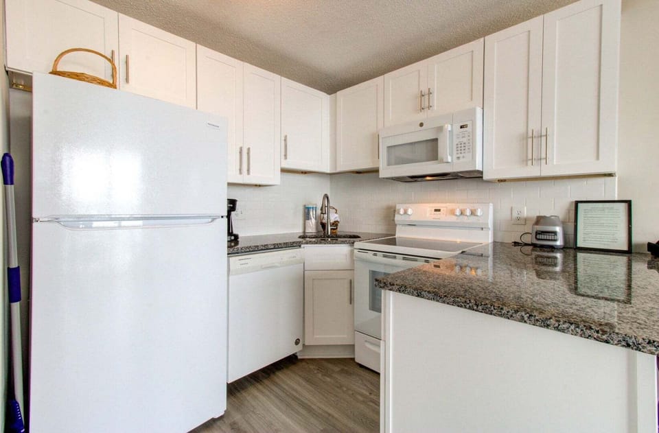 Atlantic Towers 608-print-009-013-Kitchen-2048x1346-300dpi