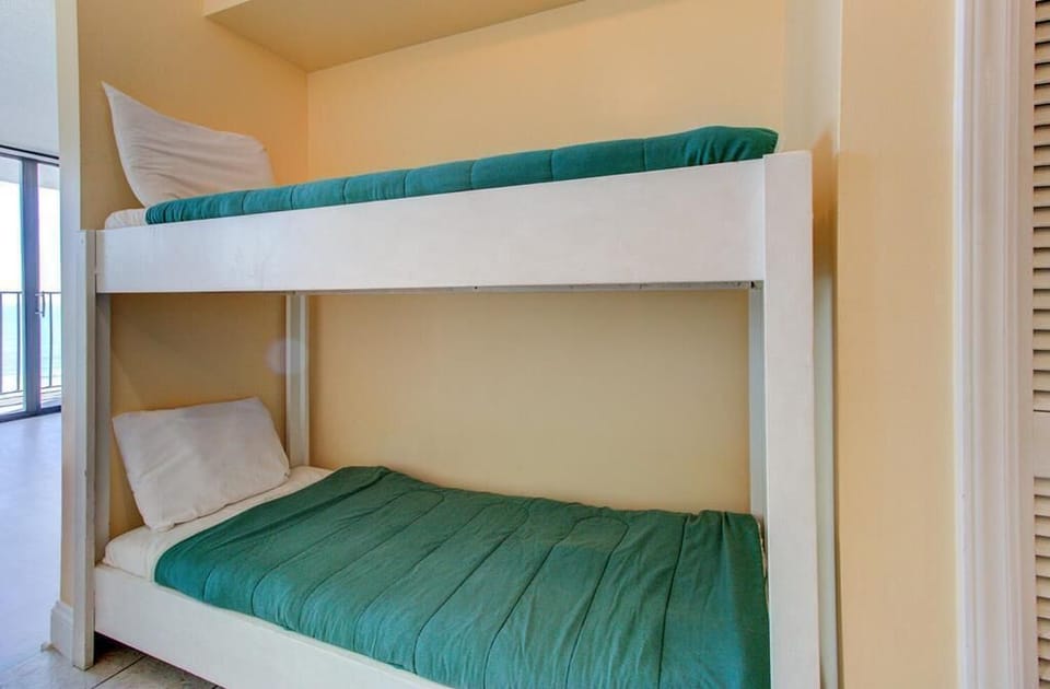Atlantic Towers 709-large-018-019-Hall Bunks-1500x985-72dpi