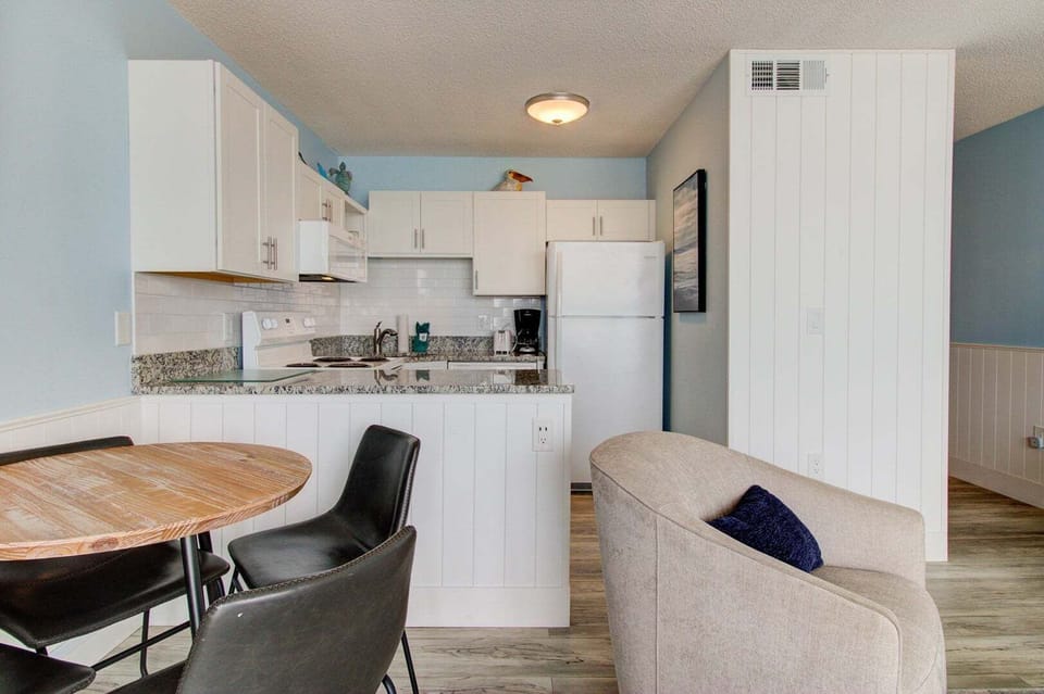 Atlantic Towers 711-print-010-051-KitchenEating Area-4200x2797-300dpi