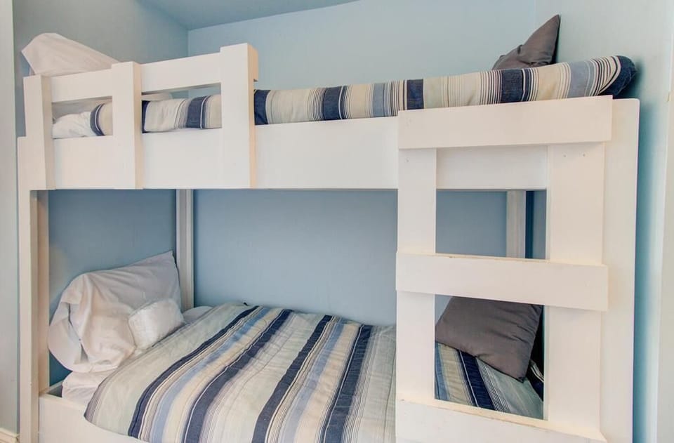 Atlantic Towers 809-large-019-009-Hall Bunks-1500x986-72dpi