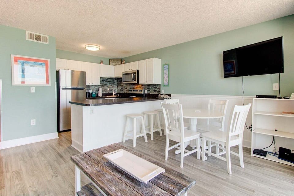 Atlantic Towers 812-print-006-012-KitchenEating Area-4200x2805-300dpi