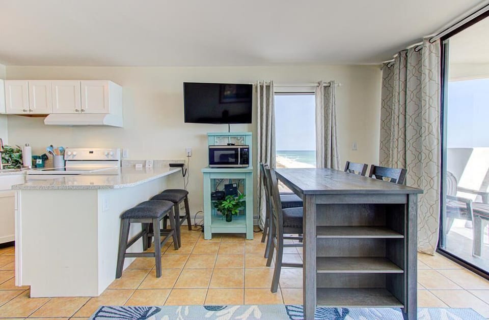 Atlantic Towers 901-large-009-003-KitchenEating Area-1500x986-72dpi
