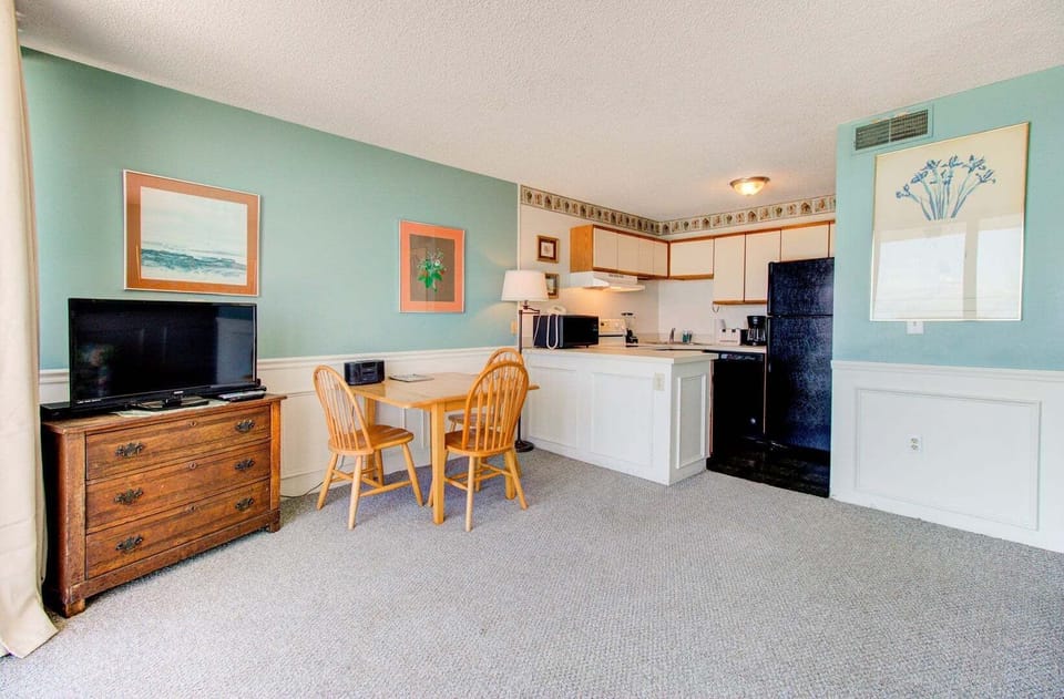 Atlantic Towers 905-print-006-016-Main Living Area-4200x2761-300dpi