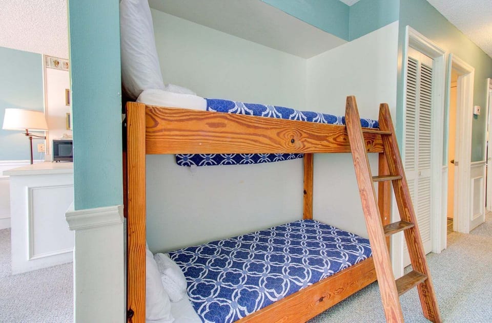 Atlantic Towers 905-print-018-014-Hall Bunks-4200x2760-300dpi