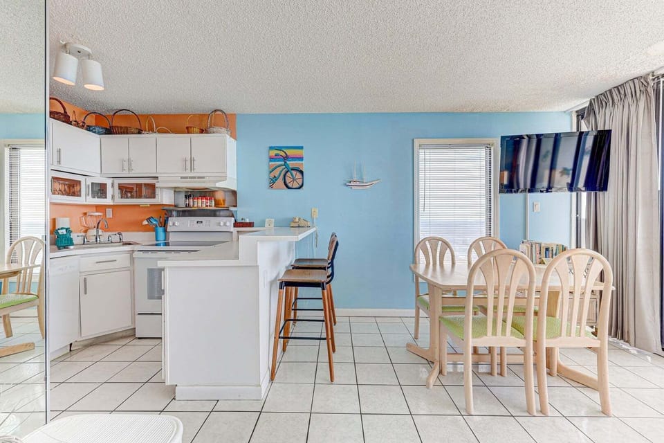 Atlantic Towers 1001-print-007-006-KitchenEating Area-4200x2800-300dpi