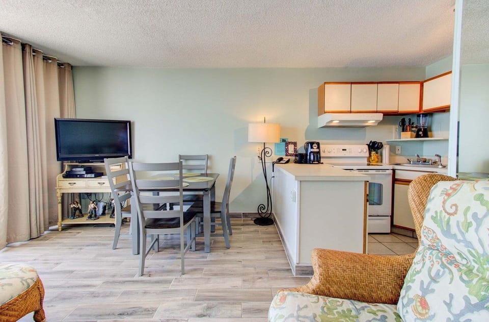 Atlantic Towers 1002-print-008-012-KitchenEating Area-4200x2760-300dpi