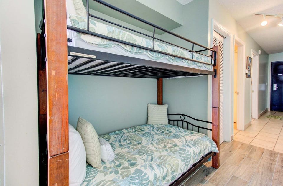 Atlantic Towers 1002-print-018-017-Hall Bunks-4200x2759-300dpi