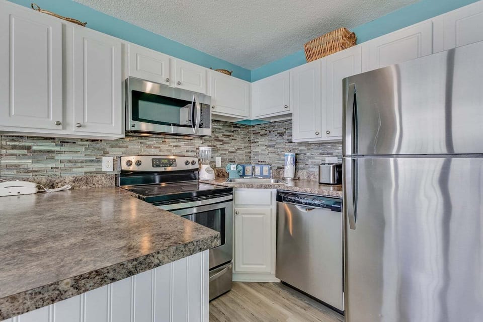 Atlantic Towers 1005-print-011-025-Kitchen-4200x2800-300dpi