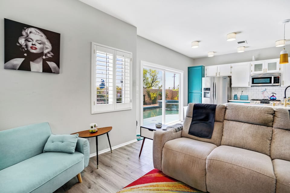 House, Multiple Beds, Pool Access, Mountain View (Shannon 2) | Living area | Fireplace