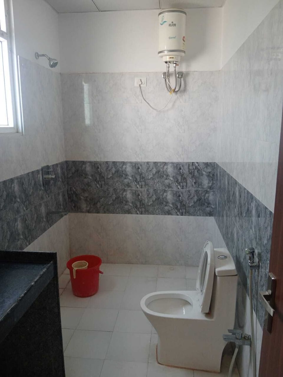 Deluxe Double Room | Bathroom | Shower, free toiletries, towels, soap