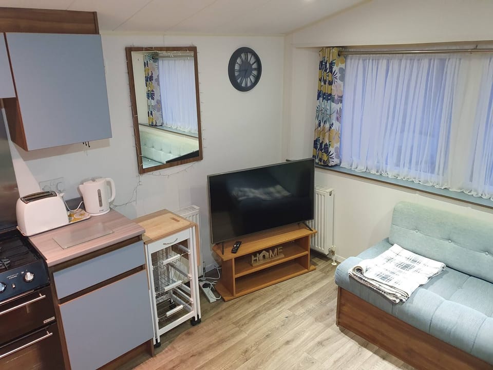 Mobile Home, 3 Bedrooms | Living room