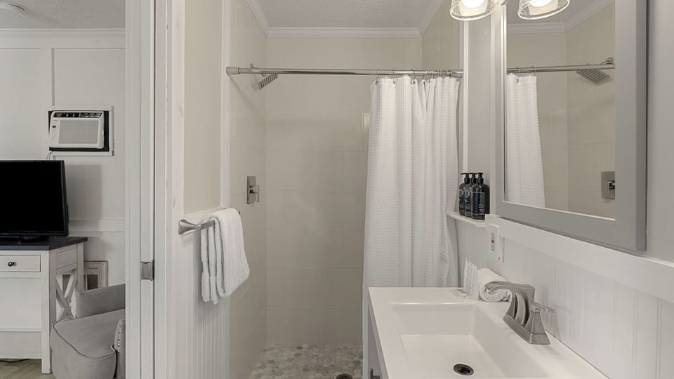 Pink Flamingo by the Sea Avantstay Walk to Beach + Ocean Views + Outdoor Dining Near Pier Park + Panama City Beach Cottage in Laguna Beach
